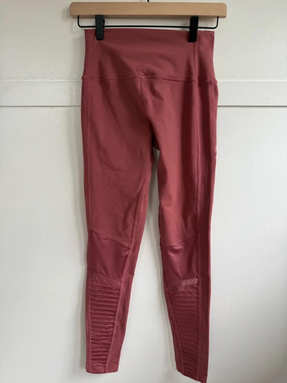 ALO Yoga Moto High Waist Ribbed Mesh Panel Leggings Cherry Sz Small Yoga Gym